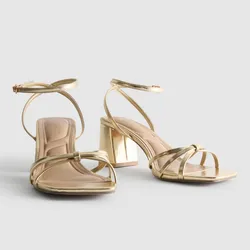 Sandalias doradas de tacón cuadrado