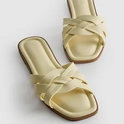 Sandalias planas amarillas pastel