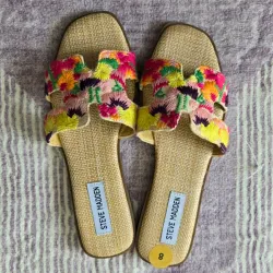 Sandalias Steve Madden bordado de colores 