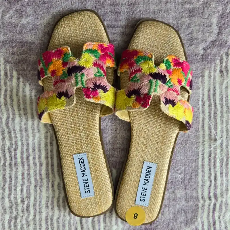 Sandalias Steve Madden bordado de colores 