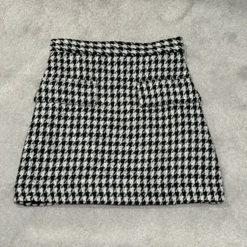 Saya H&M blanca y negra