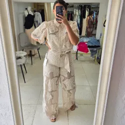 Set beige de pantalon y blusa tejido
