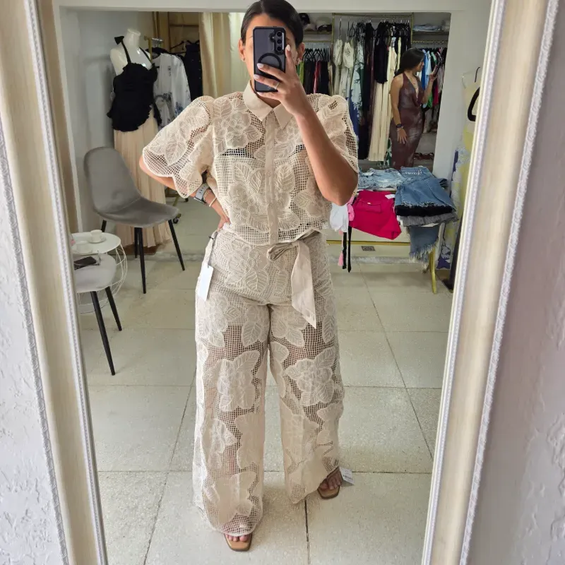 Set beige de pantalon y blusa tejido