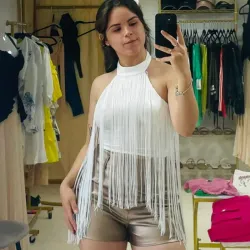 Top blanco de flecos