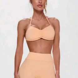 Top naranja de tirita en la espalda
