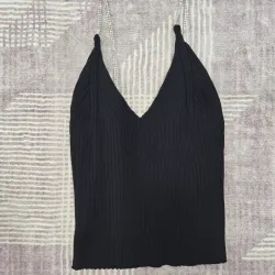 Top negro con tirantes de brillos 