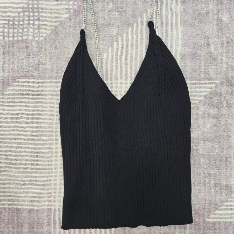 Top negro con tirantes de brillos 