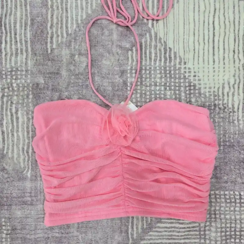 Top rosado con flor