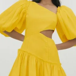 Vestido amarillo con mangas abullonadas y corte en la cintura