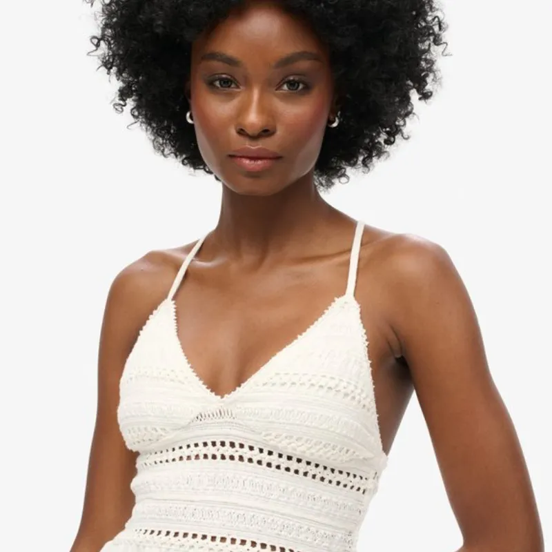 Vestido blanco de tirantes y parte de arriba tejida