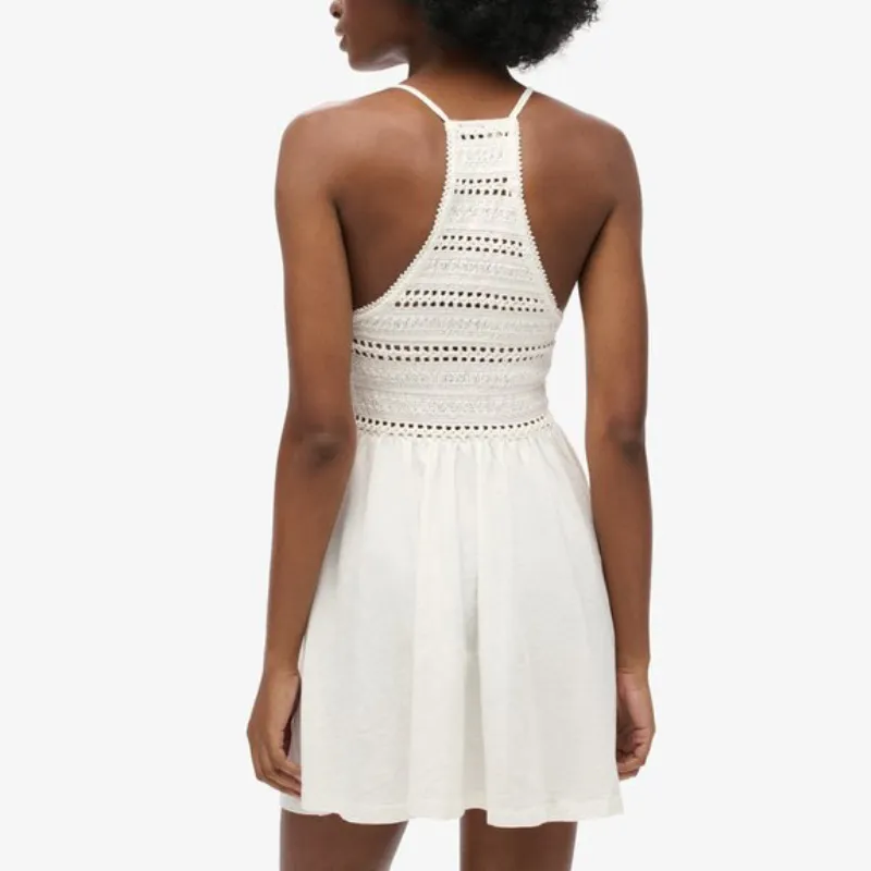 Vestido blanco de tirantes y parte de arriba tejida