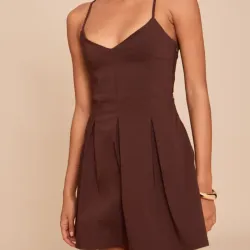 Vestido carmelita de tirantes plisado