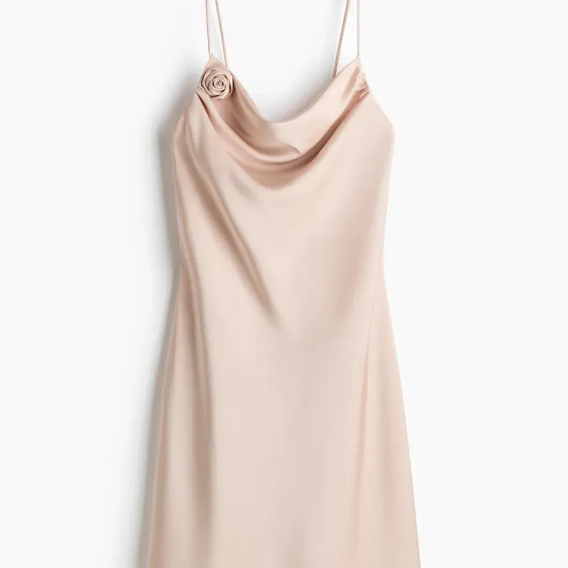 Vestido crema H&M satinado con detalle de flor