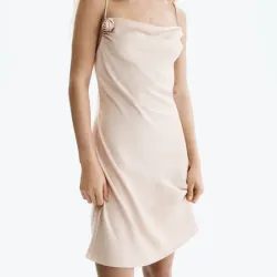 Vestido crema H&M satinado con detalle de flor