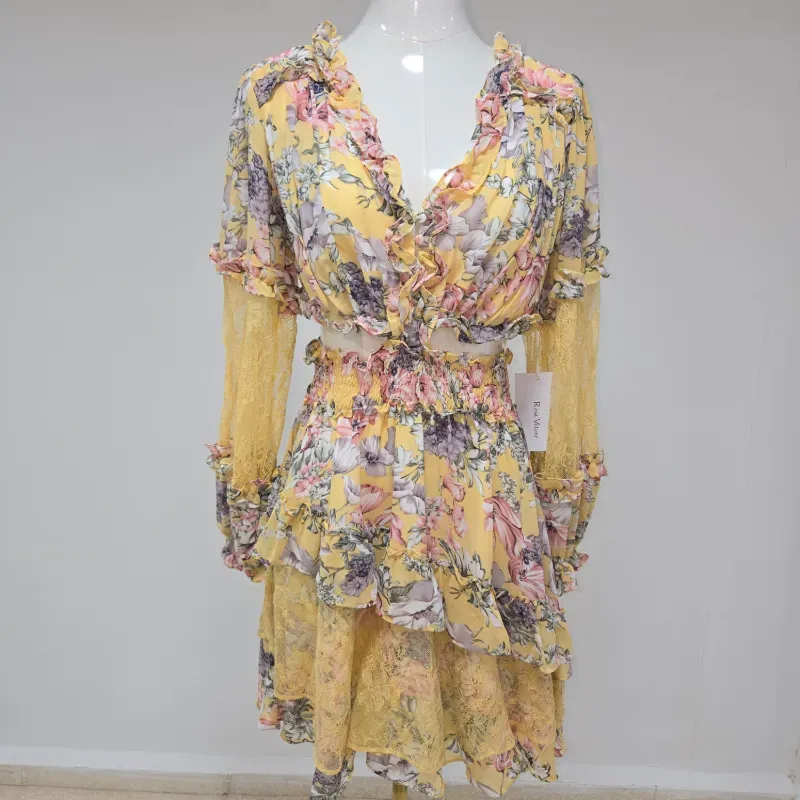 Vestido estampado amarillo con abertura a los lados 