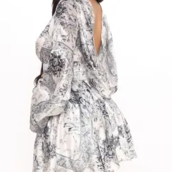 Vestido estampado de mangas largas y detalle en la espalda