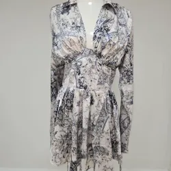 Vestido estampado de mangas largas y detalle en la espalda