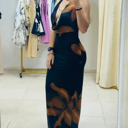 Vestido largo negro estampado carmelita con cadenas alante y espalda descubierta 