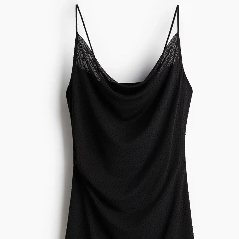 Vestido negro de tirantes finos y tela con puntos