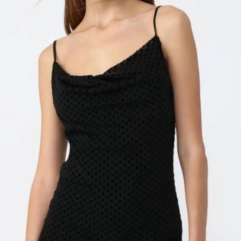 Vestido negro de tirantes finos y tela con puntos