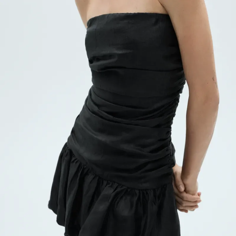 Vestido negro strapless drapeado Mango