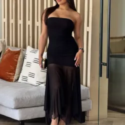 Vestido negro strapless pegado al cuerpo