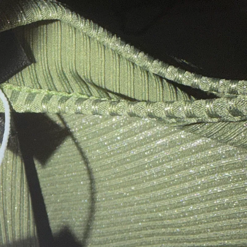 Vestido verde con brillos suaves ajustado al cuerpo