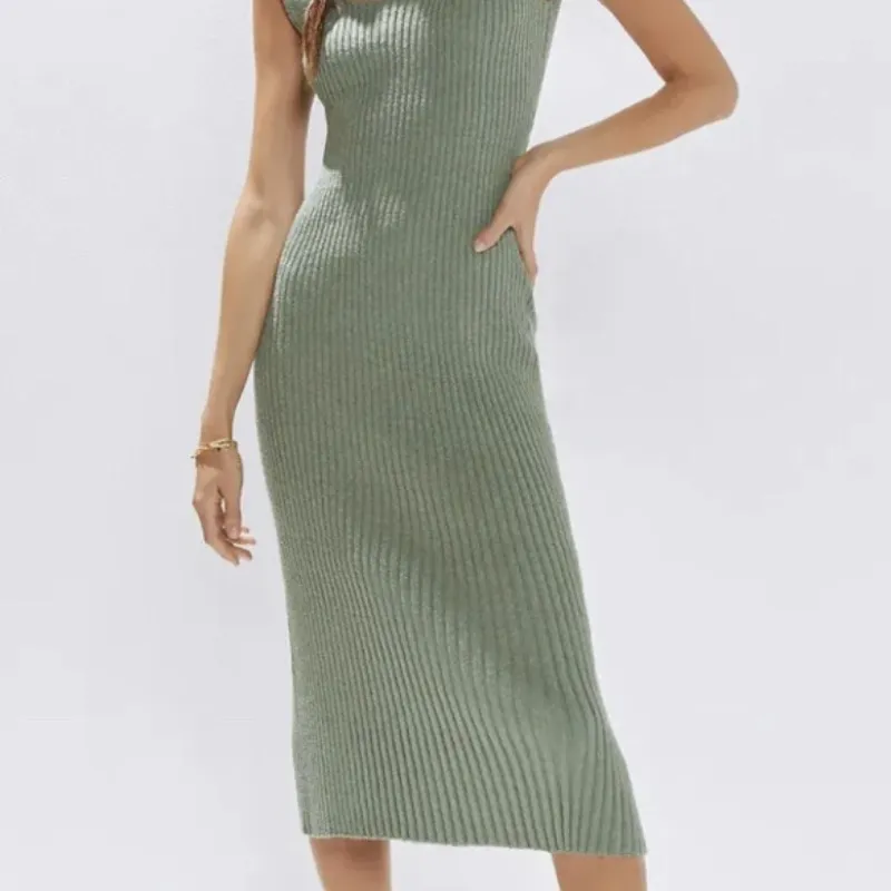 Vestido verde con brillos suaves ajustado al cuerpo
