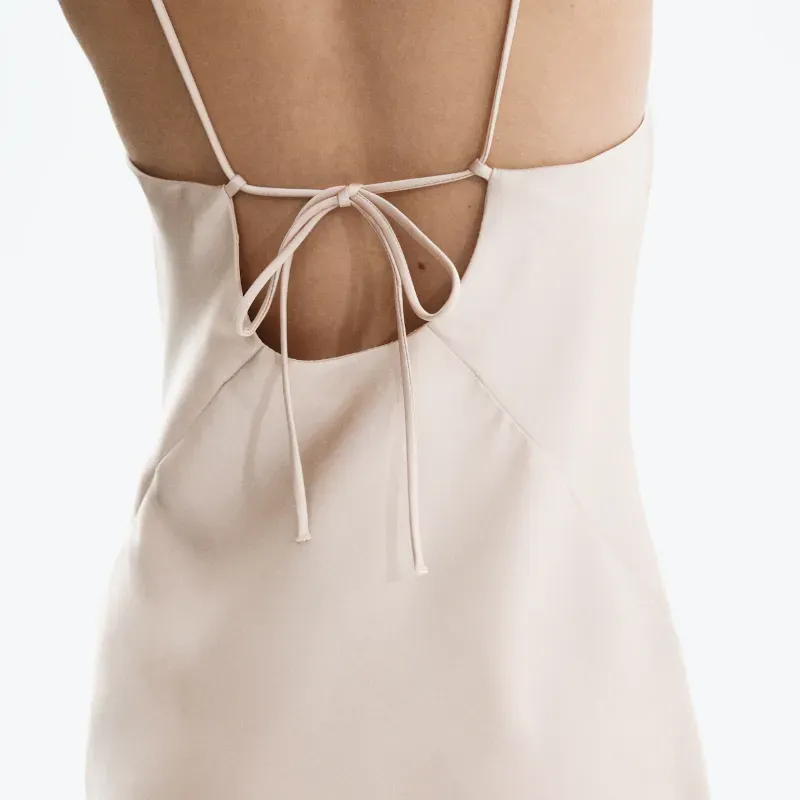 Vestido verde H&M satinado con detalle de flor