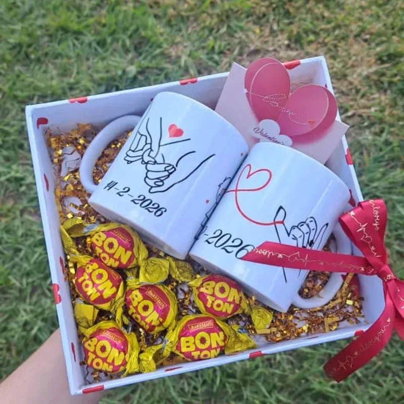 Base con 2 jarras, bombones y tarjeta