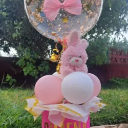 Base con globo, peluche y chuches