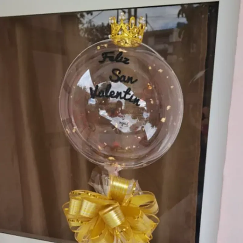 Base de corazón con bombones y Globo transparente