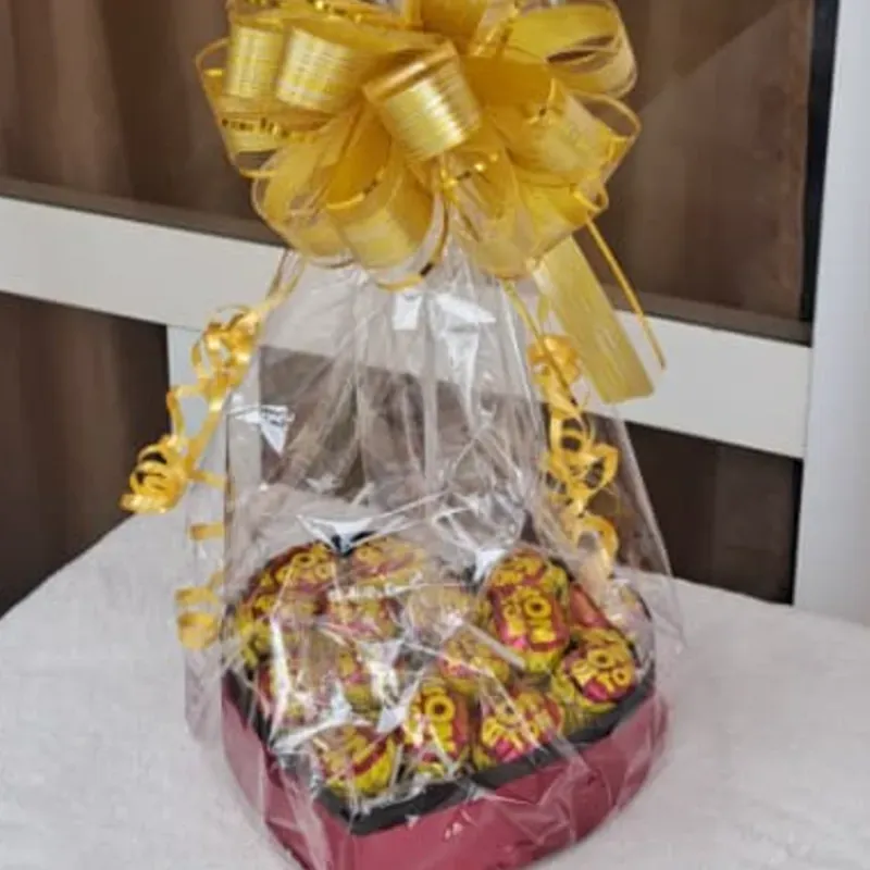 Base de corazón con bombones y Globo transparente