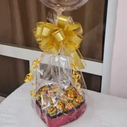 Base de corazón con bombones y Globo transparente