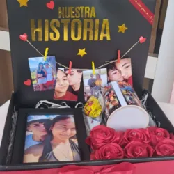 Caja con jarra, cuadro, rosas y fotos