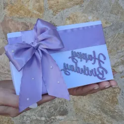 Cajita personalizada con lazo y cartel de feliz cumple