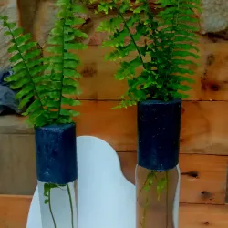 Florero artesanal de botella y concreto 
