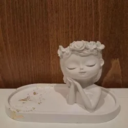 Muñeca decorativa con bandeja 