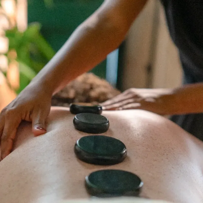 Massage with volcanic stones (60 min)