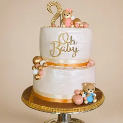 Cake de dos niveles con temática de revelación de género.