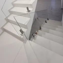 Montaje de cristal en escaleras