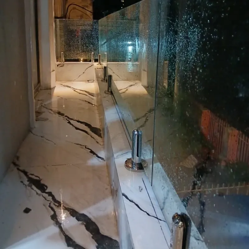 Montaje De cristal en muros de terrazas