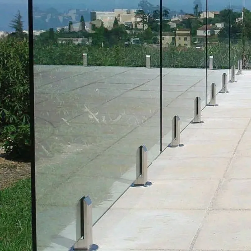 Montaje De cristal en muros de terrazas