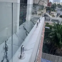 Montaje De cristal en muros de terrazas