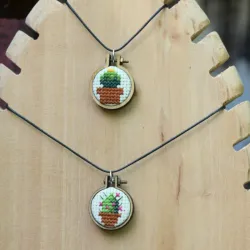 Collares punto cruz ( Santiago) 