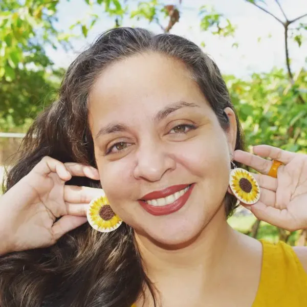 Una persona que compra un arete bordado de Montaraz está adquiriendo algo más que un producto hermoso, está portando y promoviendo las bellezas naturales de Santiago de Cuba.
Trabajo aretes bordados porque me gusta contribuir a rescatar antiguas tradiciones como el bordado a mano e incentivar el arte manual reflejando en cada creación nuestros atractivos naturales, la luz y el colorido.