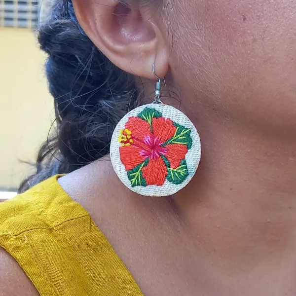 Una persona que compra un arete bordado de Montaraz está adquiriendo algo más que un producto hermoso, está portando y promoviendo las bellezas naturales de Santiago de Cuba. 
Trabajo aretes bordados porque me gusta contribuir a rescatar antiguas tradiciones como el bordado a mano e incentivar el arte manual reflejando en cada creación nuestros atractivos naturales, la luz y el colorido.