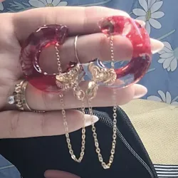 Aretes C rojos de resina