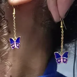 Aretes dorados de mariposas