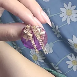 Aretes morados en resina
